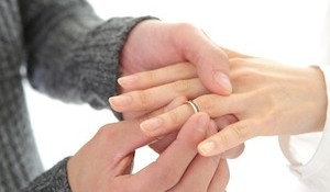 プロポーズする前に！婚約指輪を贈る男性が知るべき６のこと